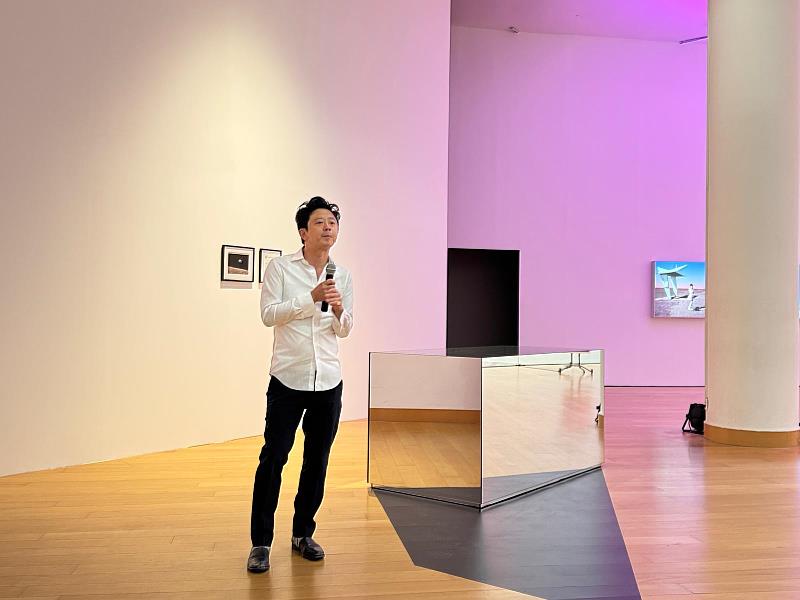 藝術家楊俊導覽本次展出作品