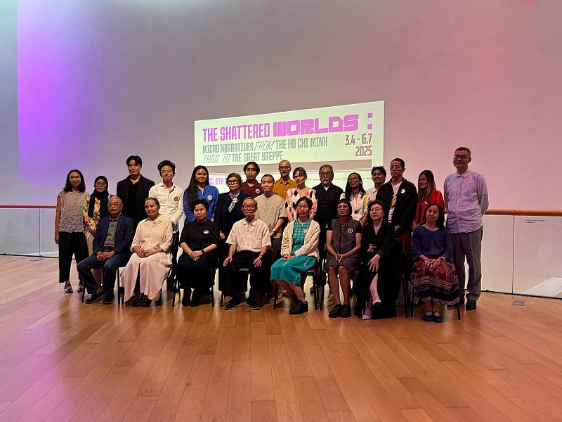 展覽策展人Gridthiya_Gaweewong（後排左6）、藝術家楊俊（後排左4）、區秀貽（前排左3）、金湯普森基金會代表Pinaree_Sanpitak（前排左2）、曼谷藝術文化中心基金會副主席Chatvichai_Promadhattavedi（前排左1）、曼谷藝術文化中心館長Adulaya_Hoontrakul（後排左5）、駐泰國代表處文化組桂業勤組長（後排右1）與其他參與本案的藝術家等在展覽開幕合影