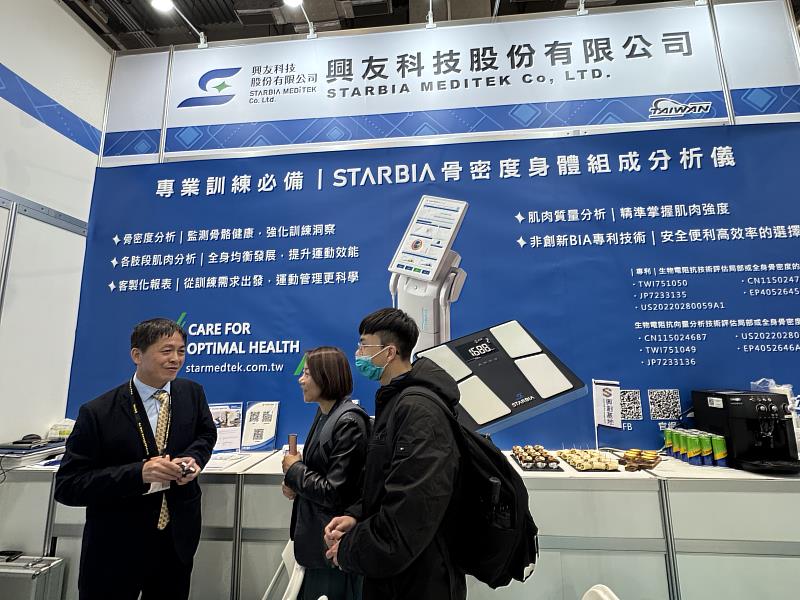 興友科技謝坤昌董事長與觀展者熱烈互動。