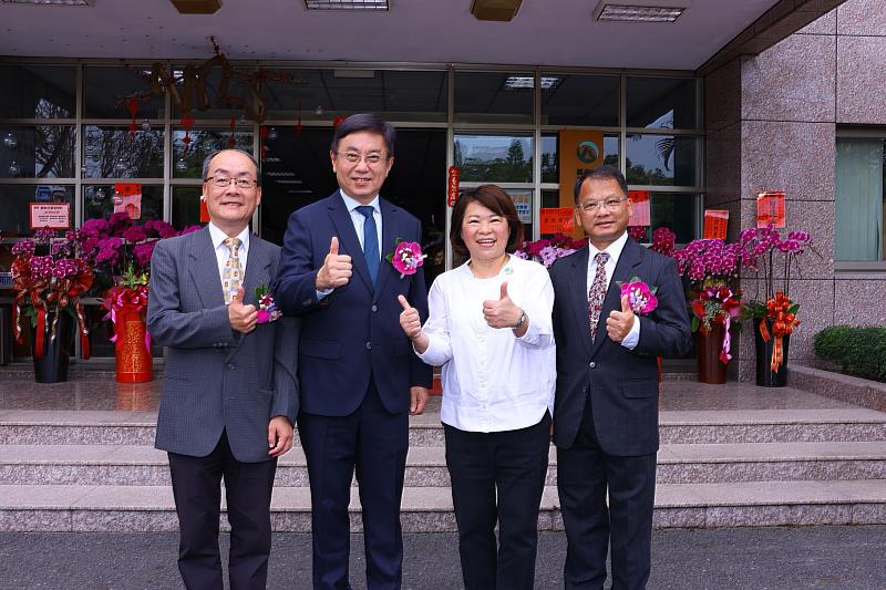 黃敏惠市長與林華慶署長(左二)、張岱副署長(左一)及李定忠分署長(右一)合影
