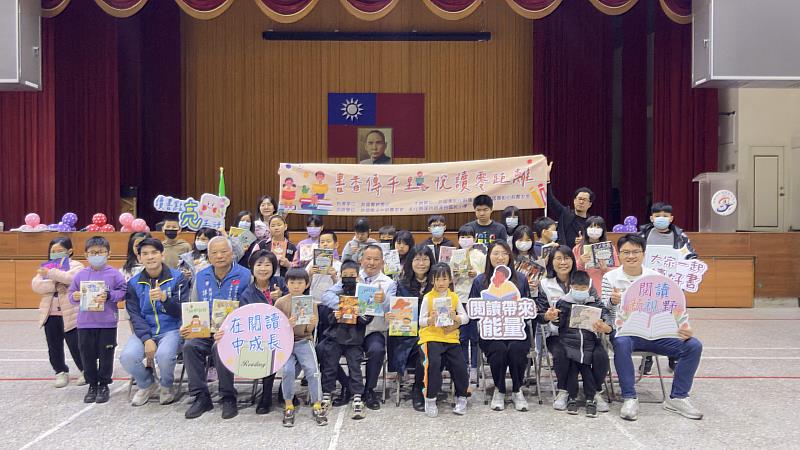 書香傳千里、悅讀零距離捐贈儀式大合照
