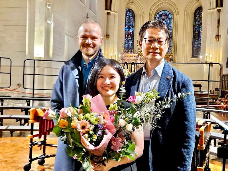 李大使與台灣音樂家余沁芸女士及拉脫維亞夫婿合影