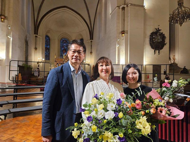 李大使與「我的祈禱」指揮Māra Marnauza及台灣音樂家余沁芸女士合影
