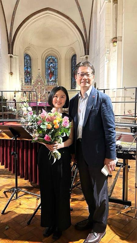 李大使與台灣音樂家余沁芸女士合影
