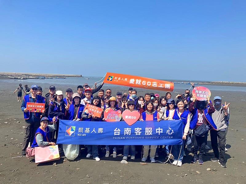 圖說：凱基人壽關注海岸環境保育，連續三年號召同仁擔任淨灘志工，共清出逾450公斤海洋廢棄物，還給海岸美麗面貌。