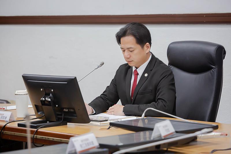 因應美關稅政策 ，中台灣區域治理平台召開線上會議，邱臣遠代理市長出席，盼8縣市攜手協助業者度過難關。