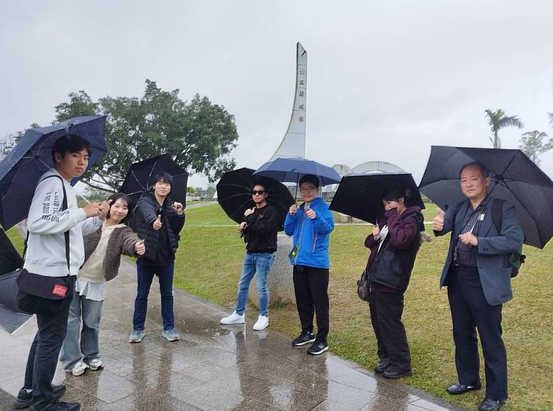 日本大學法學部與中國科技大學師生參訪北回歸線地標及周邊產業 (照片/中國科大提供)