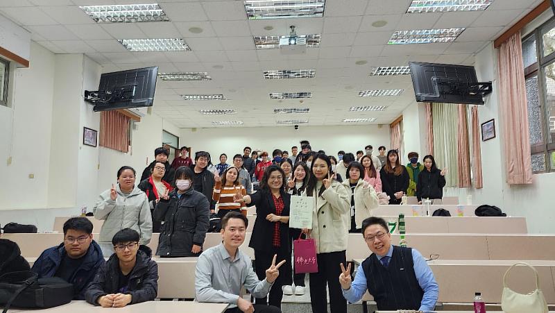 康和期貨業務經理陳米穎(佛光大學經濟學系校友)與師生們合影