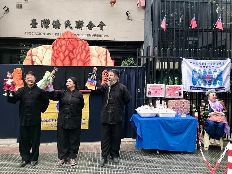 黃勝煌老師偕團隊示範操作布袋戲偶