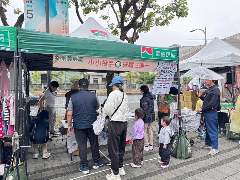信義房屋同仁化身遊戲關主,展現「社區好鄰居」形象,與民眾親切互動。