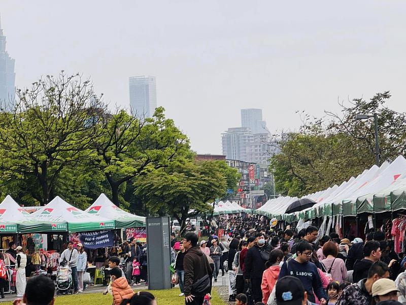 信義房屋發揮「共創美好生活」精神,贊助逾250頂帳篷,設置趣味攤位與親子同樂,共度歡樂兒童月!