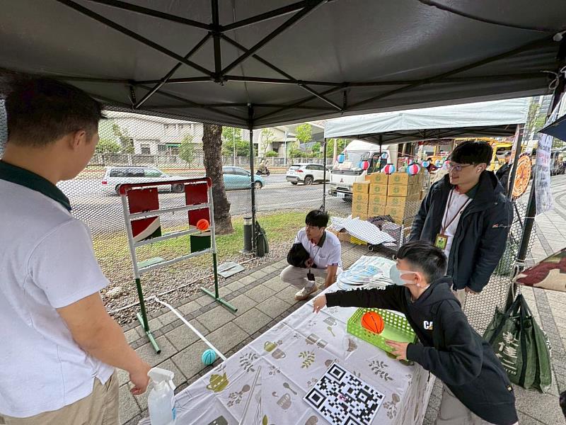 信義房屋設置專屬的互動攤位,小朋友們興奮地排隊挑戰「小小投手」,比賽誰的準頭最好。