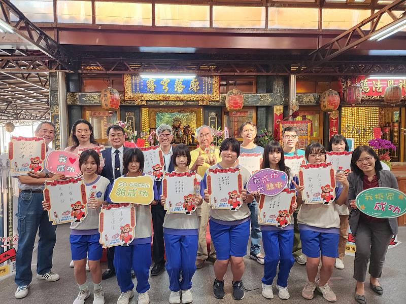 成功國中學生們在校長鄭文鵬(後排左4)、家長會長黃士哲(後排右3)以及臺鹽公司董事長(後排左3)、開基玉皇宮主委涂大松(後排右4)陪同下,參拜玉皇上帝及五文昌,祈求國中會考順利。