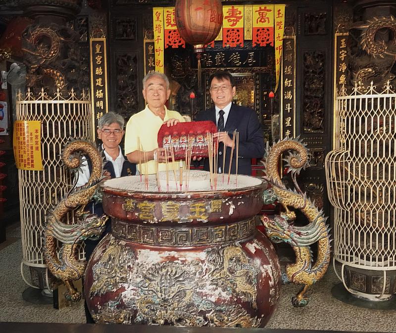 臺鹽公司董事長丁彥哲(右)與開基玉皇宮主委涂大松(左),共持「台塩金榜題名水」過爐,誠心祈願考生金榜題名。