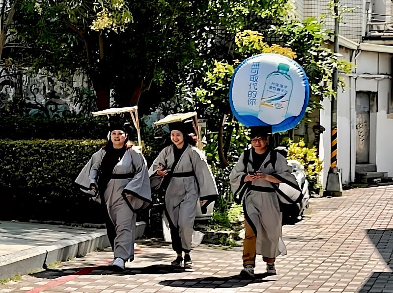 臺灣府城隍廟復刻「求學迎考 步步高陞」活動體驗科舉文化,臺鹽公司贊助「台塩海洋鹼性離子水」,祝福考生「鹼」單上榜、金榜題名。