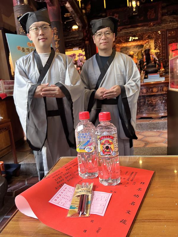 凡考生至台南市開基玉皇宮或臺灣府城隍廟參拜,即可憑准考證兌換台塩金榜題名水及廟方聯名考試用筆,陪伴考生迎接挑戰。
