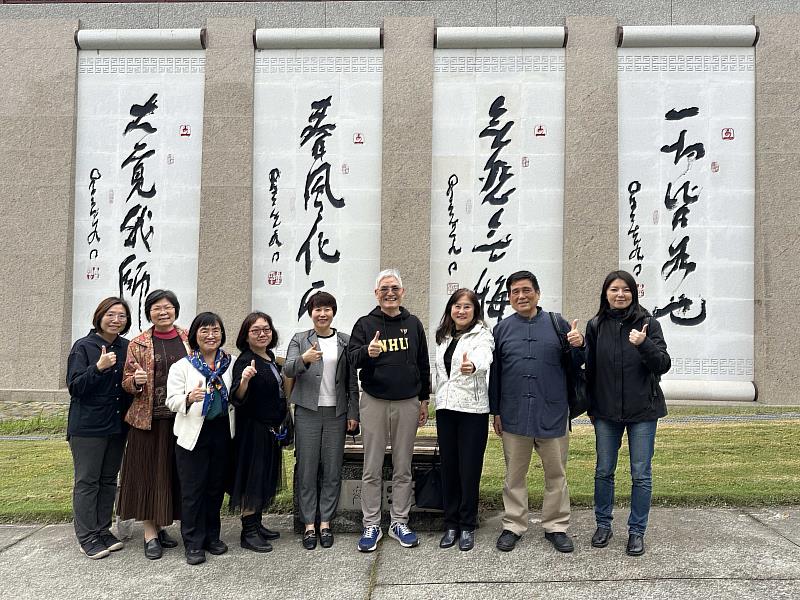 南華大學積極推動敦煌學的傳承與發揚，高俊雄校長(右4)與鄭阿財老師(右2)、沈春池文教基金會秘書長石靜文及敦煌研究院陳列中心副主任王慧慧合影。JPG
