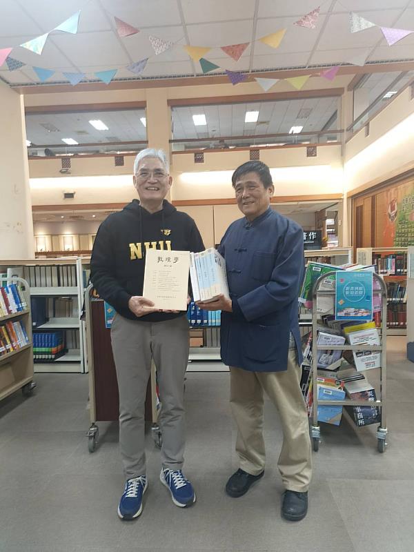 南華大學積極推動敦煌學的傳承與發揚，高俊雄校長(左)與敦煌學研究中心榮譽主任鄭阿財教授(右)合影。