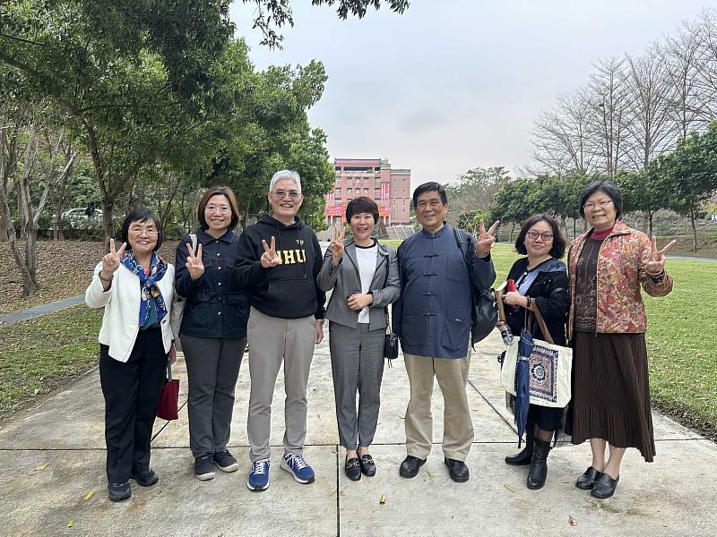 南華大學積極推動敦煌學的傳承與發揚，高俊雄校長(左3)與鄭阿財老師(右3)與敦煌研究院陳列中心副主任王慧慧(中)合影。