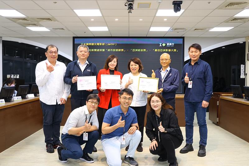 「嘉市潮選店」主題曲《最潮的自己》獲「最佳亞洲影像大獎」由觀光新聞處張婉芬處長將獎項轉呈獎項給市長