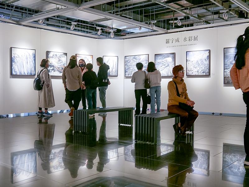 羅宇成【淺淺微風】創作展場一隅，水彩筆觸輕描春日氛圍，誠摯邀您親臨感受畫中風景