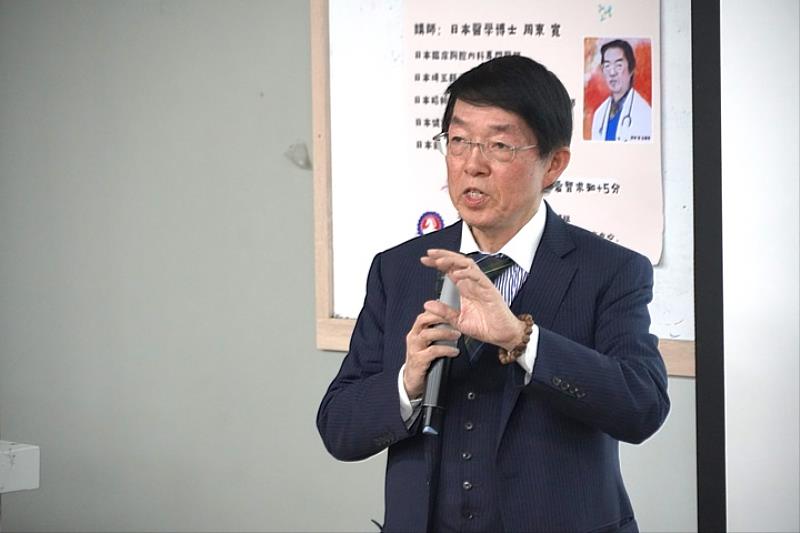 圖／周醫師以「健康賀爾蒙-創造健康」的主題演講，幫助校內師生獲取健康新知。