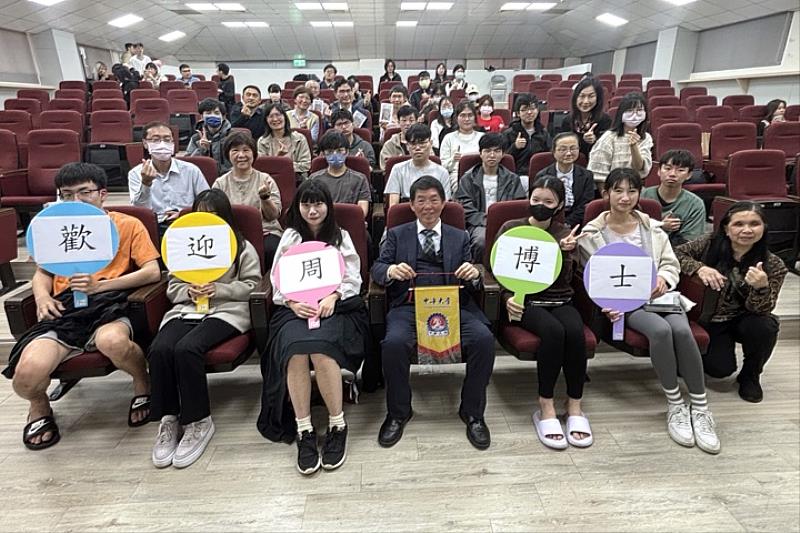 圖／演講結束之後師生合影留念。