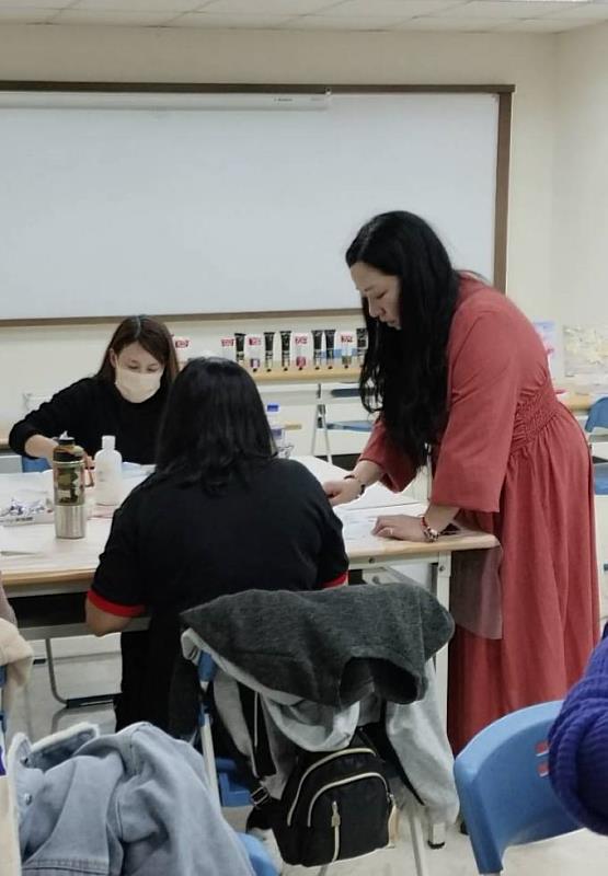 公廣系協助業主「若有齊事藝創園地」開設藝術課程，創辦人何若齊老師(右)指導學員
