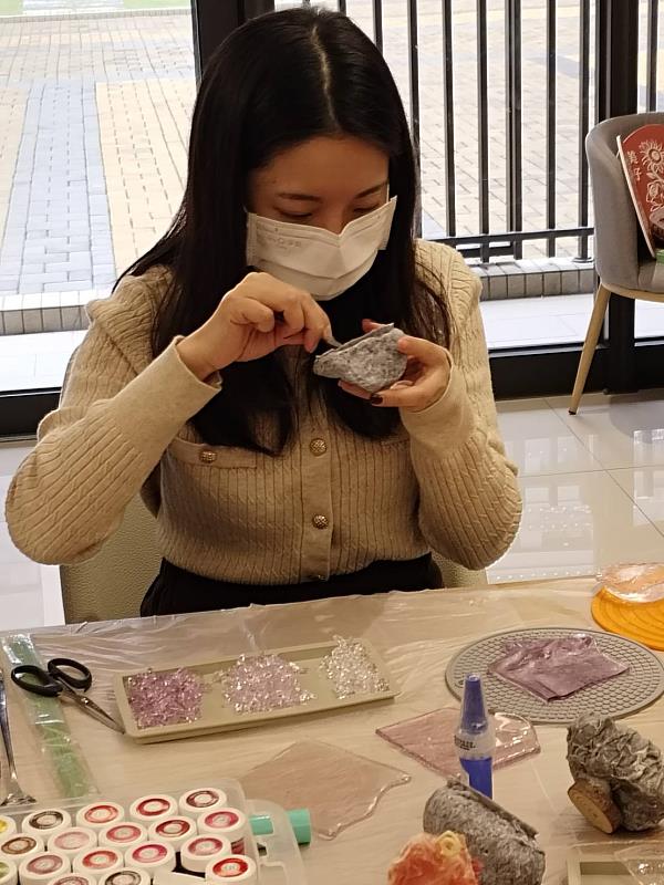 學員製作水晶洞