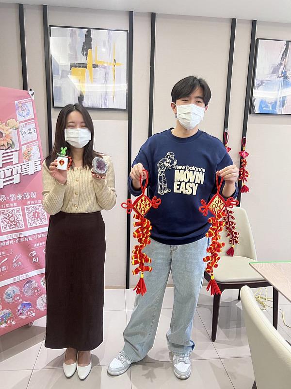 崑大公廣系與業主「若有齊事藝創園地」開設「蛇年樂作」手作課,學員與手作成品合影