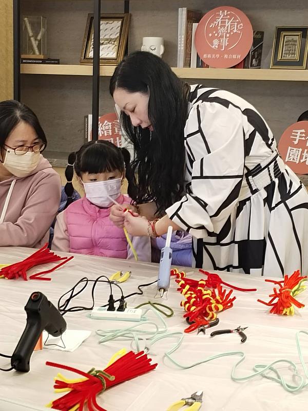 「若有齊事藝創園地」創辦人何若齊老師(右)指導教學