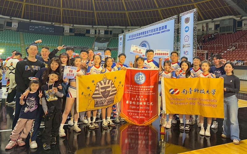 城市啦啦隊組-臺南市南臺科技大學」選手賽後與教練、學校師長合影。