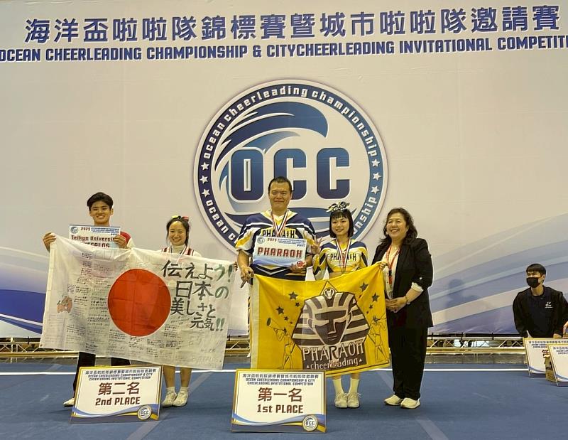 資傳系畢業校友洪意淳（右二）與隊友陳彥佑（中）榮獲「2025第8屆海洋盃啦啦隊錦標賽」雙人組第三級第一名（國際總排名第一名）。