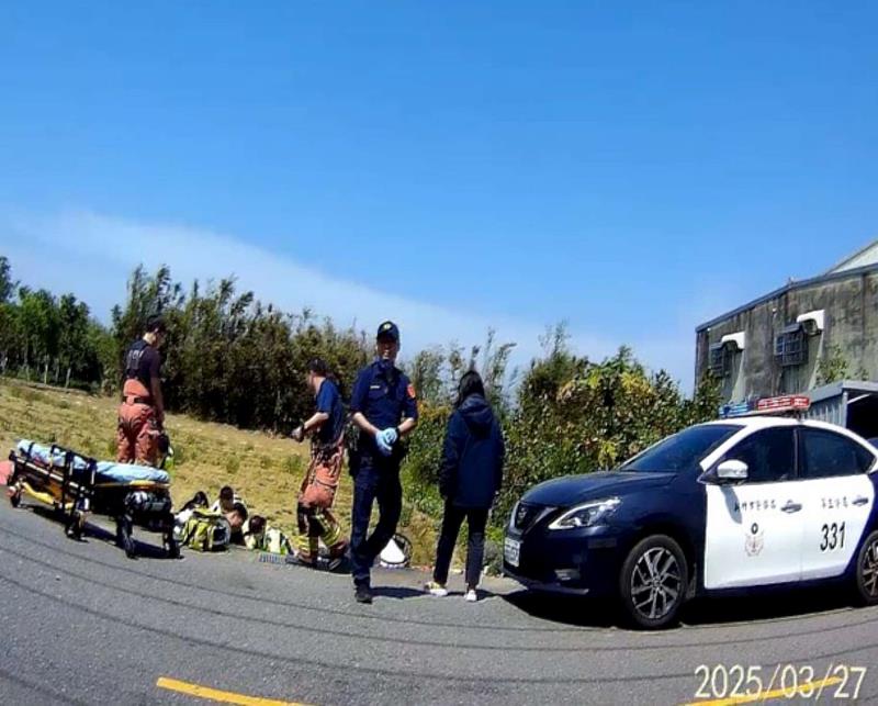 圖3 老翁烈日拾荒不慎跌落田中 竹市警即時趕抵合力救援送醫