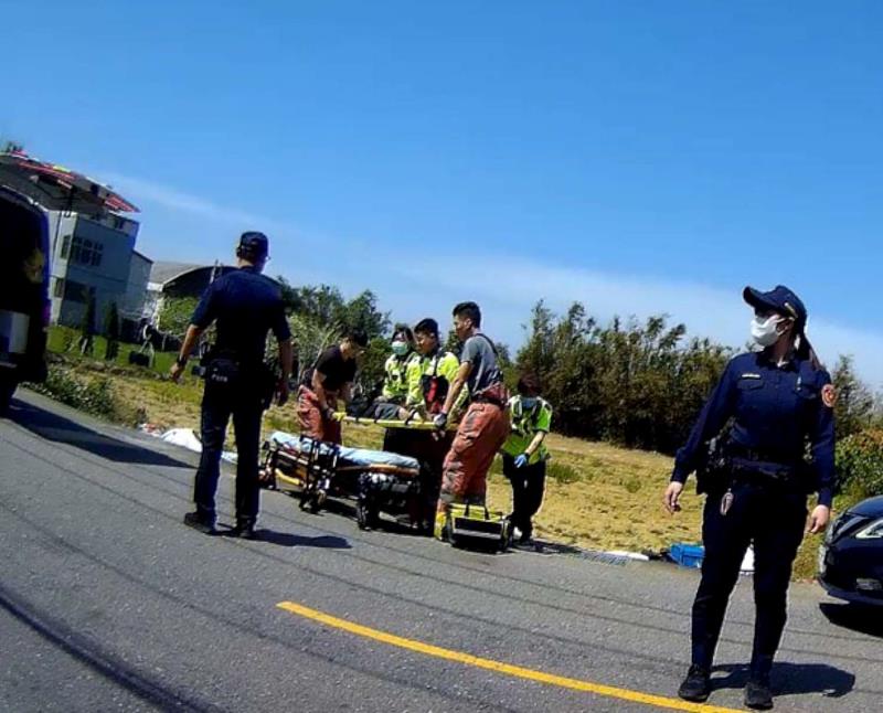 圖4 老翁烈日拾荒不慎跌落田中 竹市警即時趕抵合力救援送醫