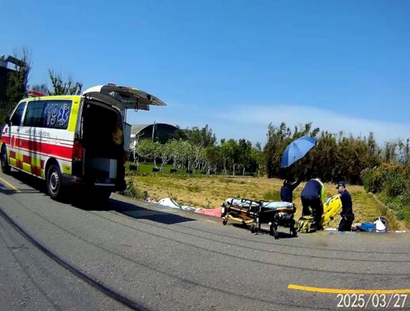 圖2 老翁烈日拾荒不慎跌落田中 竹市警即時趕抵合力救援送醫