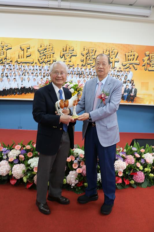 蔡長海董事長代表贈陳寬正傑出校友紀念品。