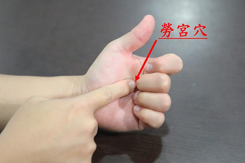 林經偉醫師分享,可透過穴道按摩來促進末梢血液循環,如按摩手掌的勞宮穴和腳底的湧泉穴,能有效改善手腳冰冷的情況。