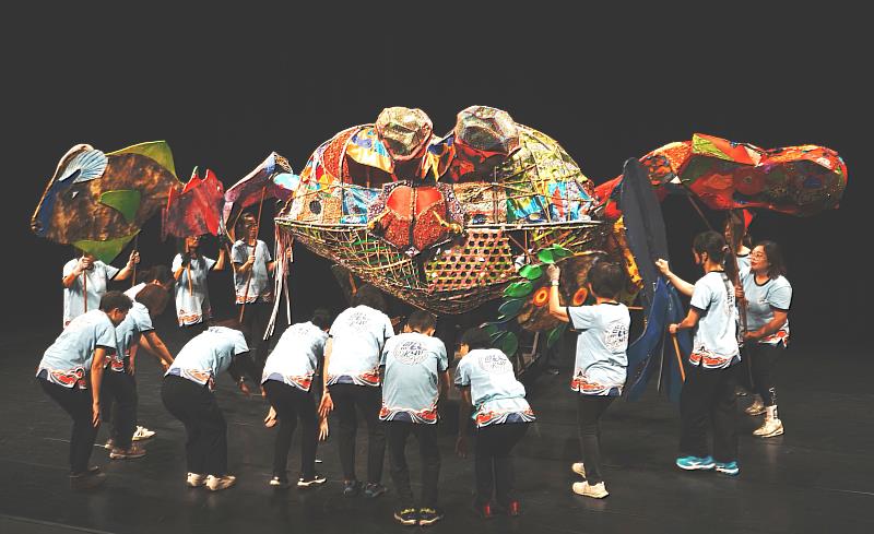 無獨有偶工作室劇團於記者會演出《台江保衛戰》一景