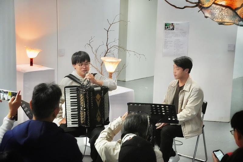 音樂系-何家健、林衍辰同學帶來溫柔的開幕演出。