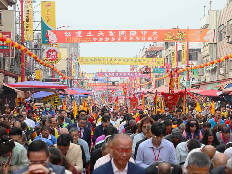 大甲媽祖遶境祝壽大典盛大舉行，上萬信眾同慶媽祖壽辰