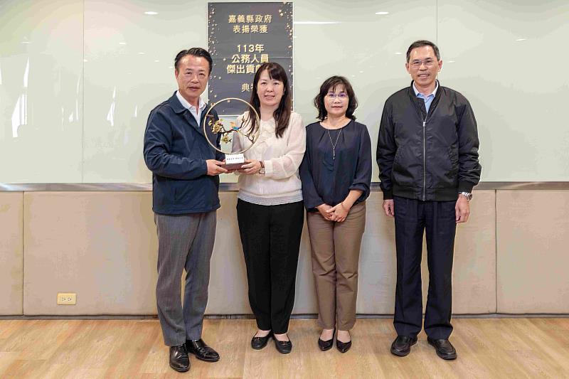 嘉義縣衛生局醫政科長林淑華獲113年公務人員傑出貢獻獎 翁章梁頒獎表揚