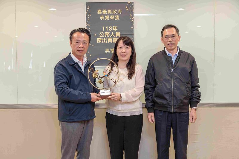 嘉義縣衛生局醫政科長林淑華獲113年公務人員傑出貢獻獎 翁章梁頒獎表揚