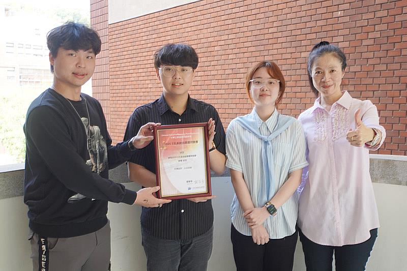 大葉大學企管系陳怡萍老師(右一)恭喜同學榮獲佳作