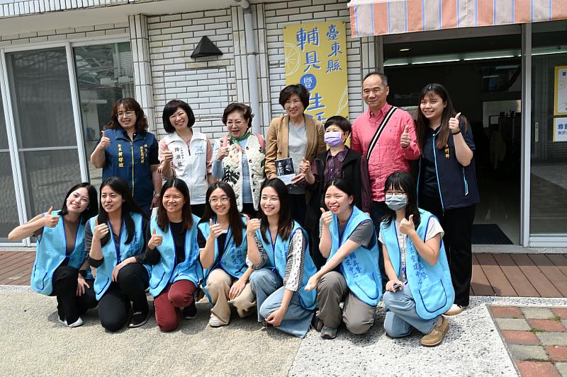 金馬影后陳淑芳與善心人士捐贈臺東縣生活輔具 饒慶鈴親臨感謝 助力身心障礙者福祉