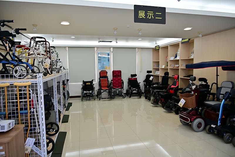 金馬影后陳淑芳與善心人士捐贈臺東縣生活輔具 饒慶鈴親臨感謝 助力身心障礙者福祉