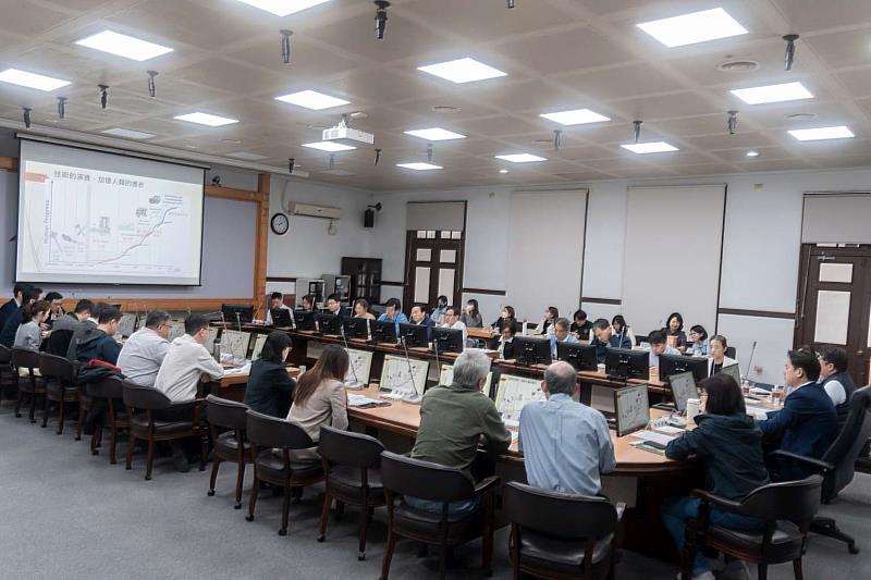 圖3 代理市長邱臣遠偕同市府各局處一級主管共同針對現在AI科技驅勢聽講。