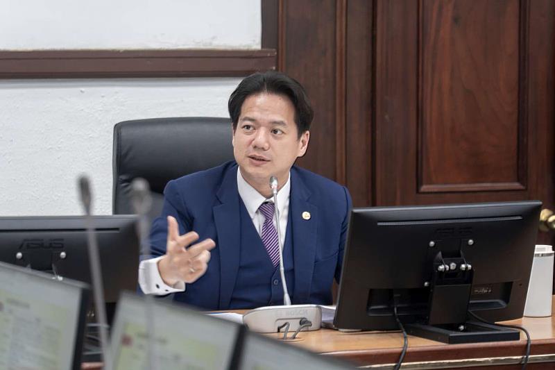 圖1 代理市長邱臣遠感謝中央警察大學助理教授陳英傑帶來的課程,期望未來市府同仁能有更多時間加強AI的訓練,增進工作效率。