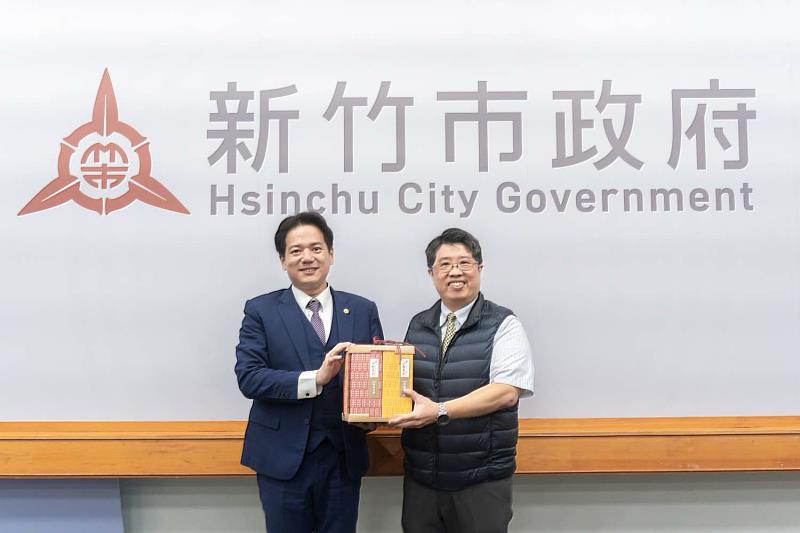 圖2 代理市長邱臣遠贈中央警察大學助理教授陳英傑紀念禮盒,感謝他百忙中特別前來授課。