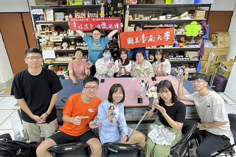 南大特教系林千玉教授主持「幸福集氣、讓愛延續」計畫，透過自造（Maker）概念開發輔助科技裝置，獲首獎肯定